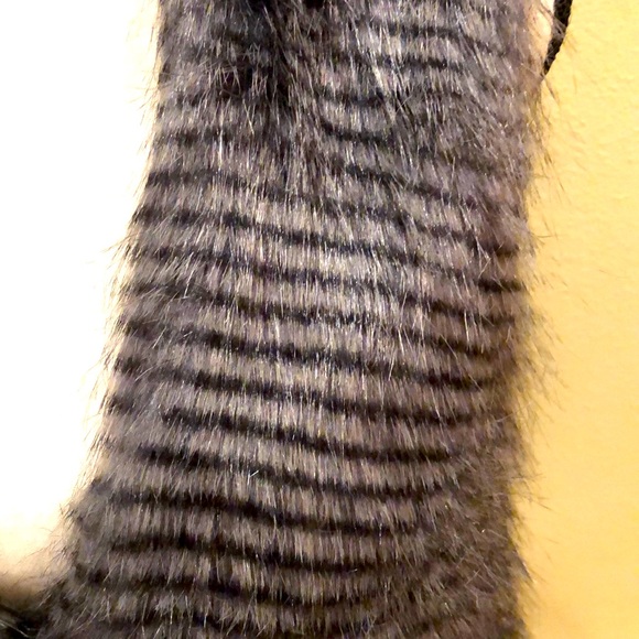 Jack by BB Dakota Revolve Boho Gray Black Faux Fur Vest Small - Picture 4 of 10